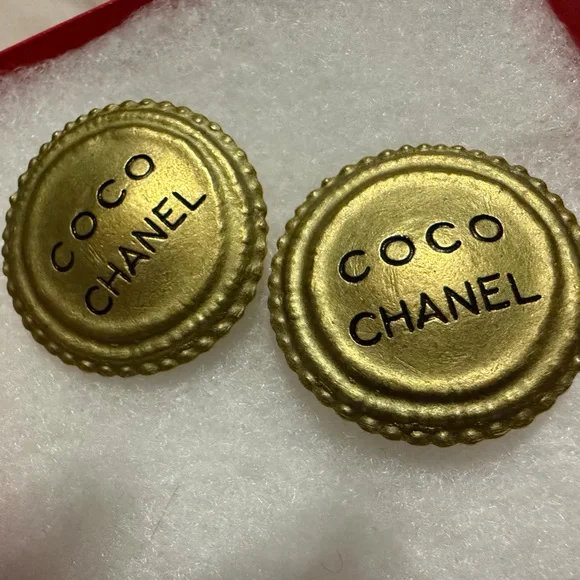COCO CHANEL logo gold plated clip on earrings 94P - Picture 2 of 6
